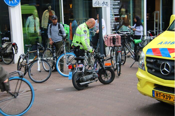 Maaltijdbezorger op fiets botst op scooterrijder