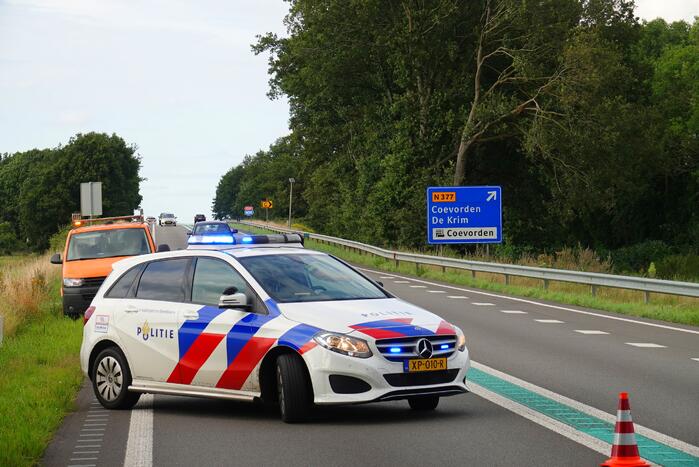 Auto met caravan belandt op zijn kant