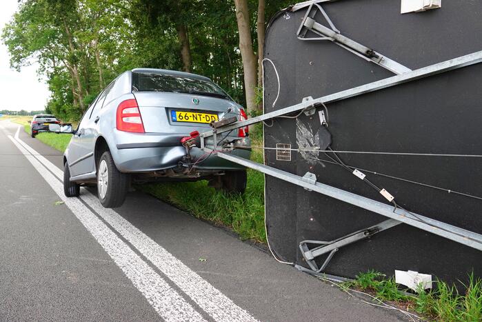 Auto met caravan belandt op zijn kant
