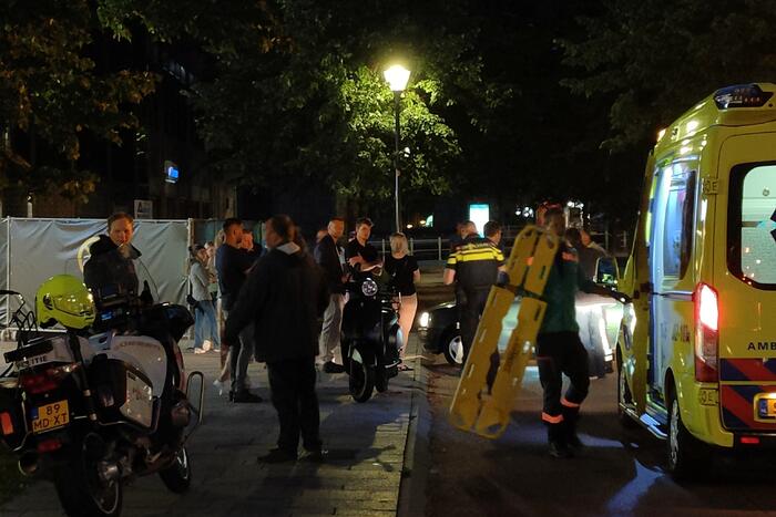 Scooter botst in zijkant van personenauto