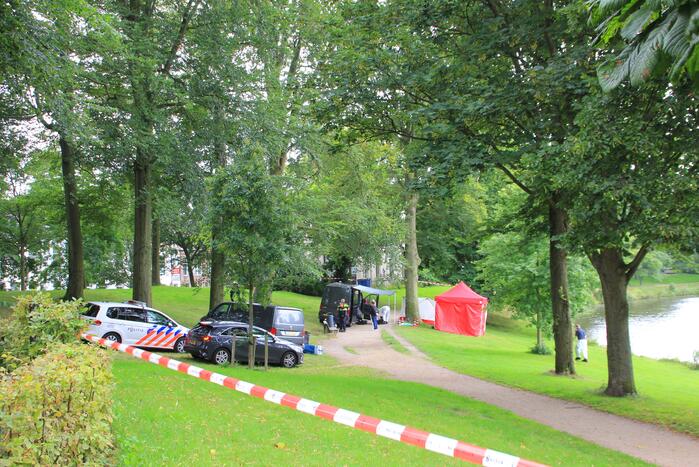 Overleden persoon aangetroffen in park