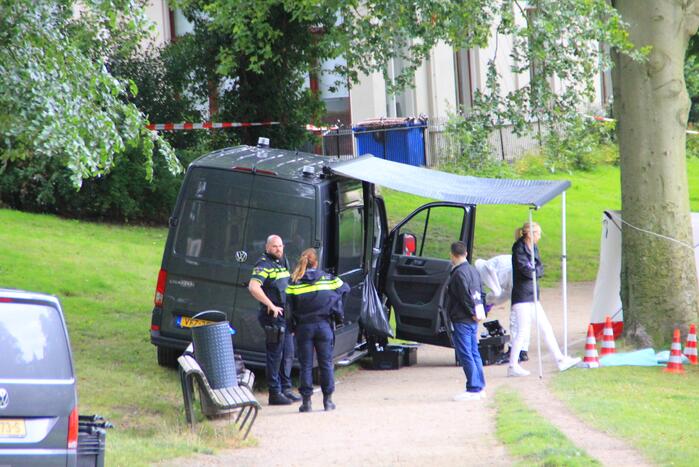 Overleden persoon aangetroffen in park