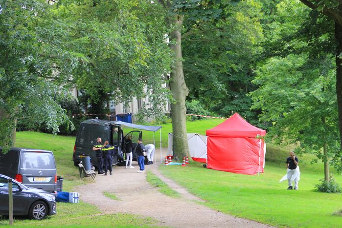 Overleden persoon aangetroffen in park