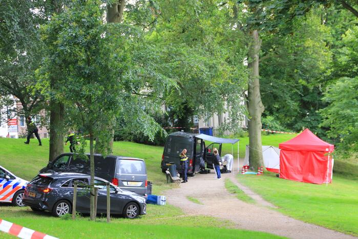 Overleden persoon aangetroffen in park