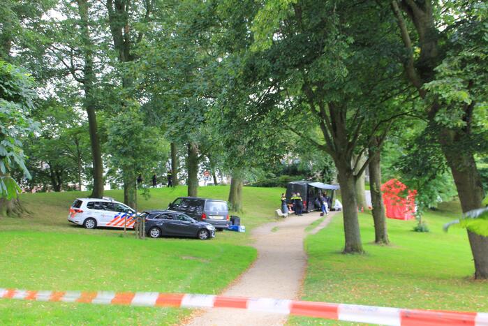 Overleden persoon aangetroffen in park