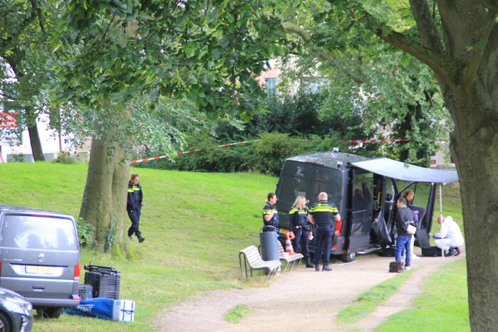 Overleden persoon aangetroffen in park