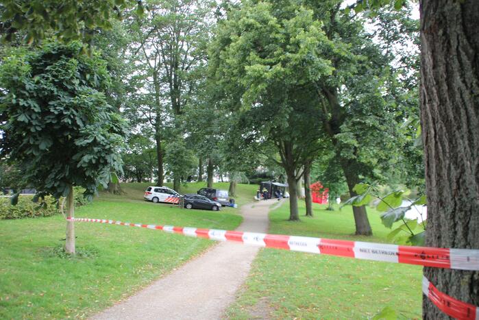 Overleden persoon aangetroffen in park