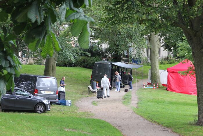 Overleden persoon aangetroffen in park