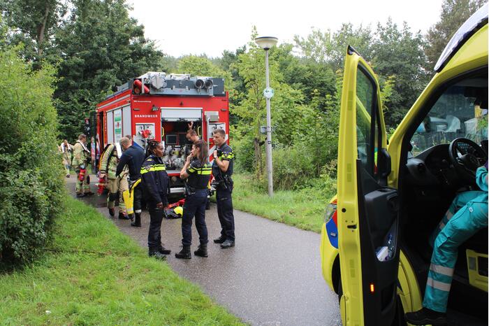 Duikers zoeken in water na vondst kleding langs waterkant