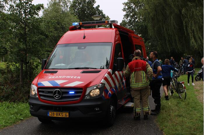 Duikers zoeken in water na vondst kleding langs waterkant