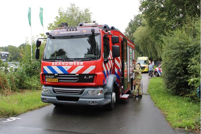 Duikers zoeken in water na vondst kleding langs waterkant