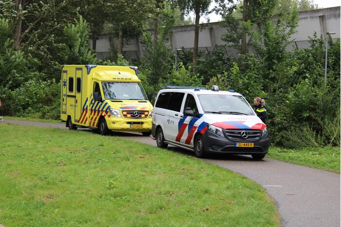 Duikers zoeken in water na vondst kleding langs waterkant