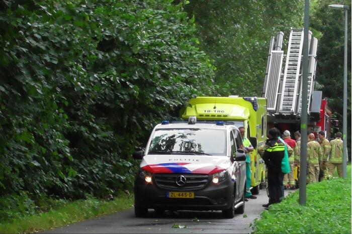 Duikers zoeken in water na vondst kleding langs waterkant