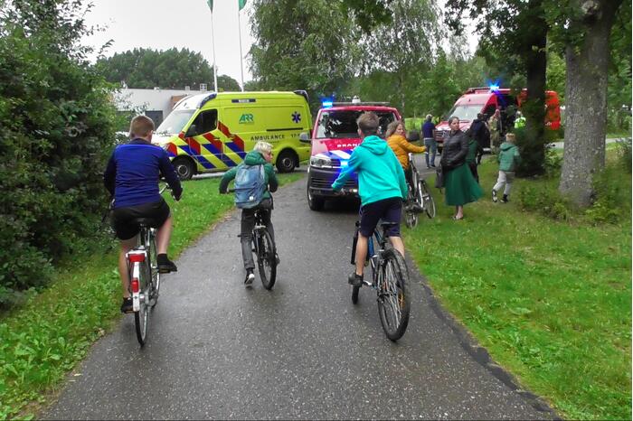 Duikers zoeken in water na vondst kleding langs waterkant