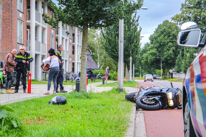 Motorrijder botst op lantaarnpaal bij uitwijkmanoeuvre