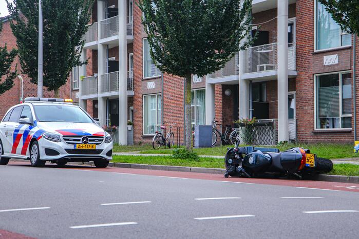 Motorrijder botst op lantaarnpaal bij uitwijkmanoeuvre