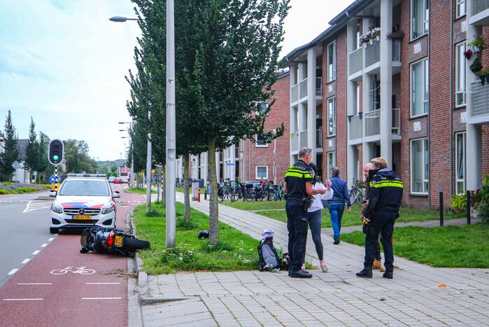 Motorrijder botst op lantaarnpaal bij uitwijkmanoeuvre