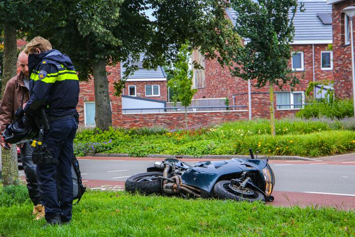 Motorrijder botst op lantaarnpaal bij uitwijkmanoeuvre