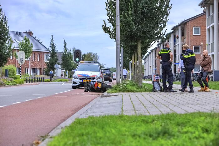 Motorrijder botst op lantaarnpaal bij uitwijkmanoeuvre