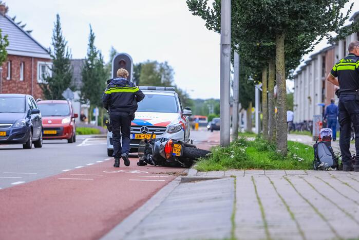 Motorrijder botst op lantaarnpaal bij uitwijkmanoeuvre