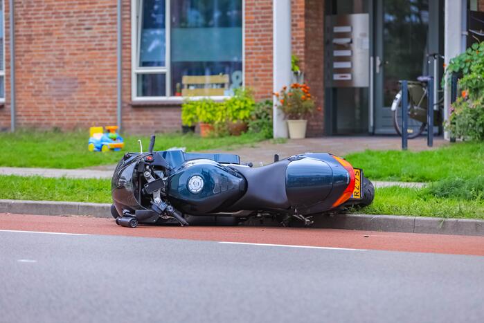 Motorrijder botst op lantaarnpaal bij uitwijkmanoeuvre