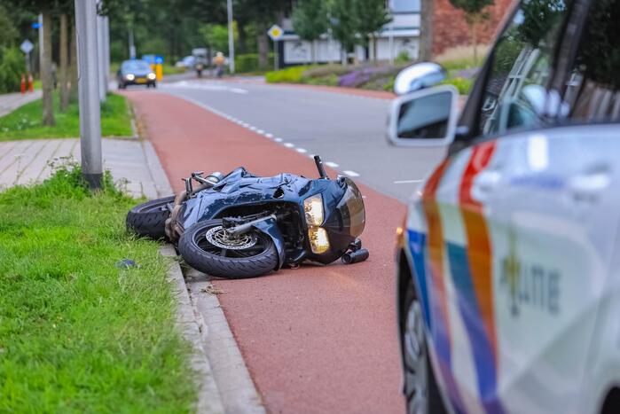 Motorrijder botst op lantaarnpaal bij uitwijkmanoeuvre