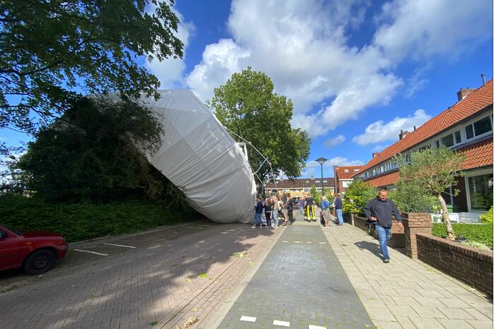 Grote tent waait de weg op