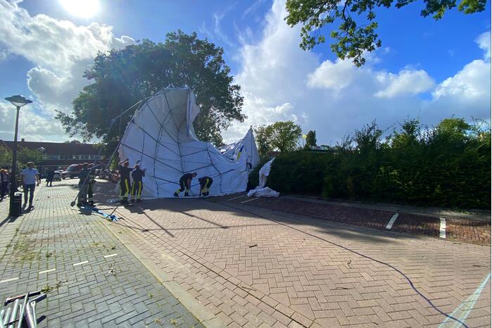 Grote tent waait de weg op