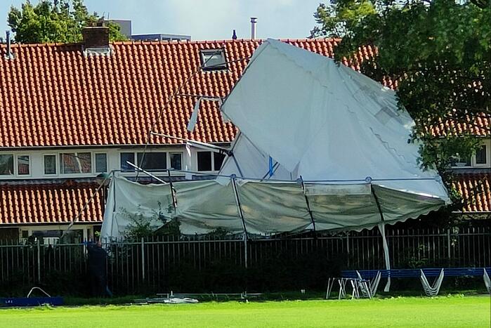 Grote tent waait de weg op