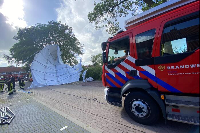 Grote tent waait de weg op