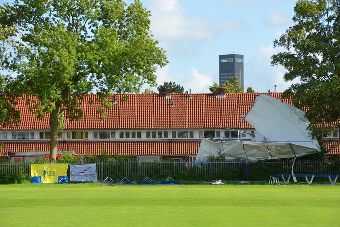 Grote tent waait de weg op