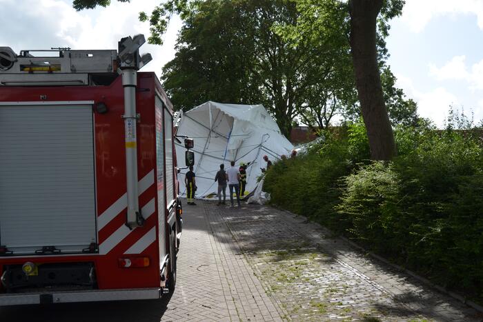 Grote tent waait de weg op