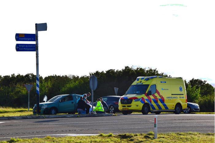 Automobilist botst tegen verkeerspaal