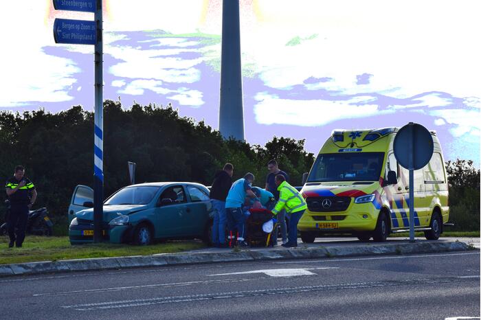 Automobilist botst tegen verkeerspaal