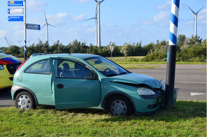 Automobilist botst tegen verkeerspaal