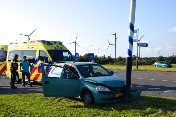 Automobilist botst tegen verkeerspaal