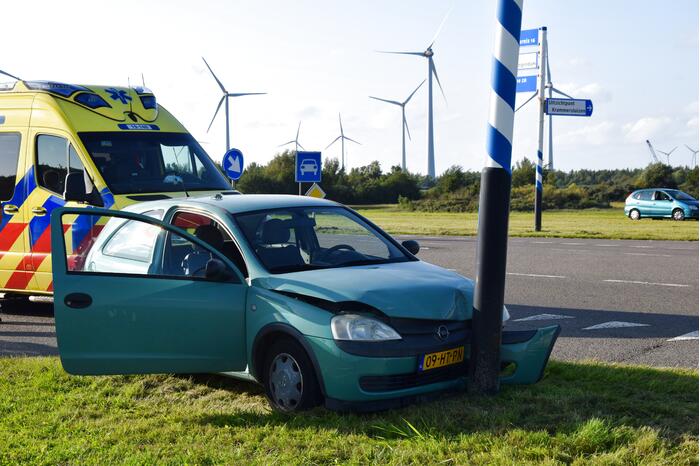 Automobilist botst tegen verkeerspaal