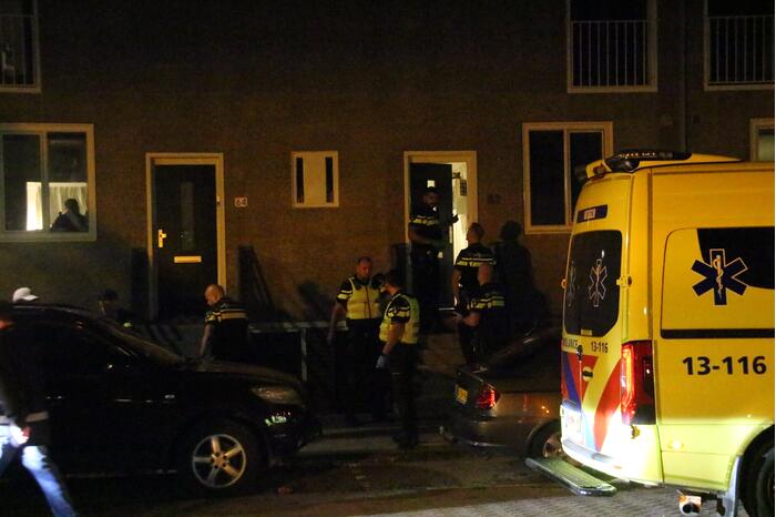 Man gewond na messteek in been