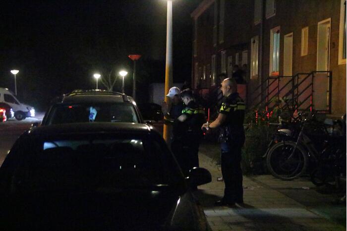 Man gewond na messteek in been