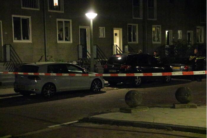 Man gewond na messteek in been