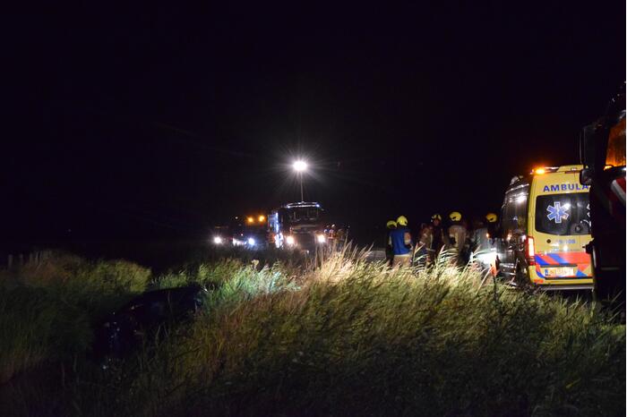 Inzittenden vluchten na te water raken met auto