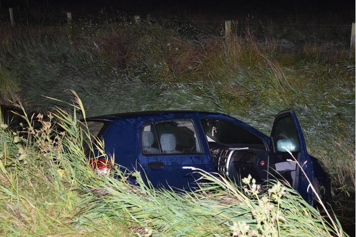 Inzittenden vluchten na te water raken met auto