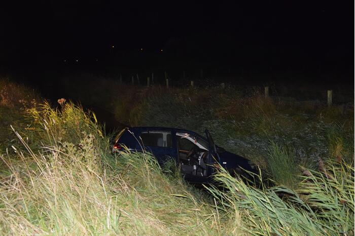 Inzittenden vluchten na te water raken met auto