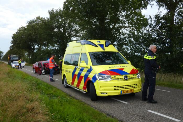 Auto in de kreukels na flinke klap tegen boom
