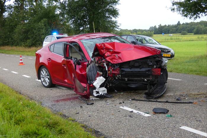 Auto in de kreukels na flinke klap tegen boom