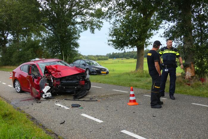 Auto in de kreukels na flinke klap tegen boom