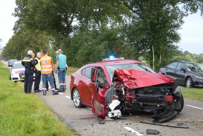 Auto in de kreukels na flinke klap tegen boom