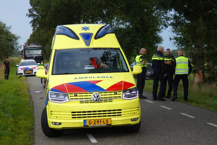 Auto in de kreukels na flinke klap tegen boom