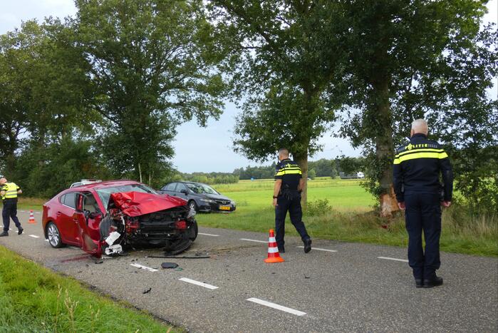 Auto in de kreukels na flinke klap tegen boom