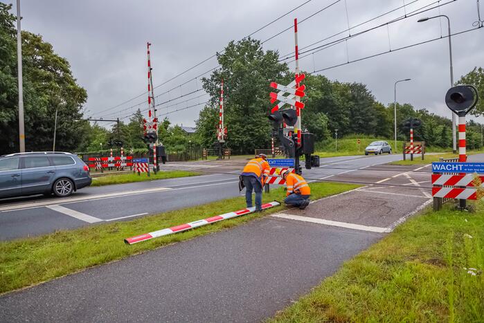 Kraanwagen rijdt spoorboom aan diggelen